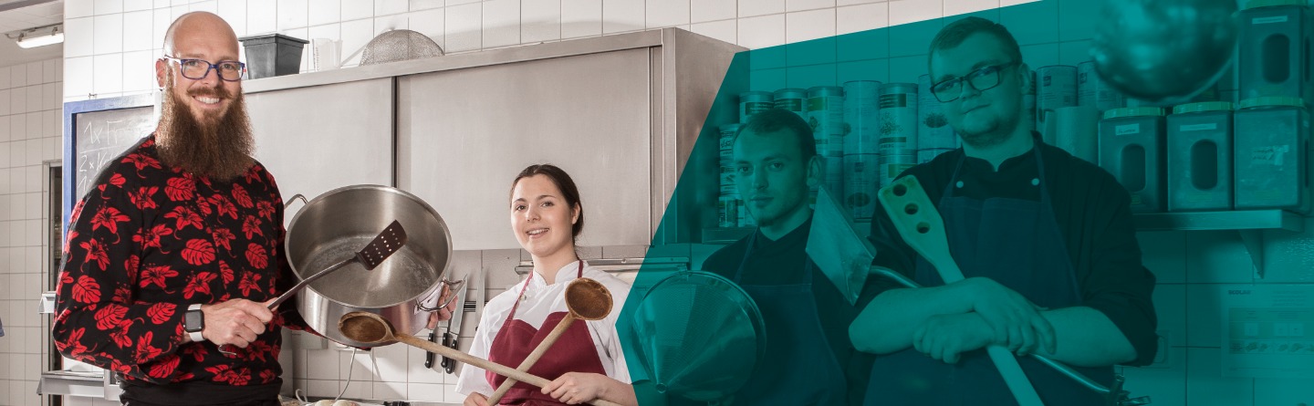Zwei Personen in Berufskleidung stehen in einer Küche | Symbolbild Teilqualifizierung Gastronomie