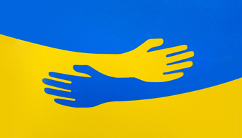 Zwei Hände in gelb und blau in einer Umarmung