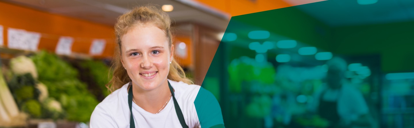 Eine Frau arbeitet in einem Supermarkt, Symbolbild Jobcoaching