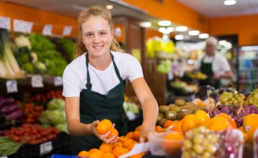 Eine Frau arbeitet in einem Supermarkt, Symbolbild Jobcoaching