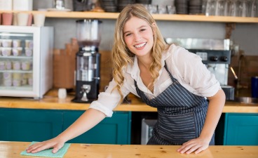 Eine Frau arbeitet in einem Café