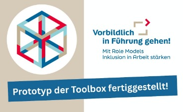 Das Bild zeigt das Logo des Projekts Role Models und einen Kantenwürfel in Blau, Rot und Beige. Text im Bild: „Prototyp der Toolbox fertiggestellt“.