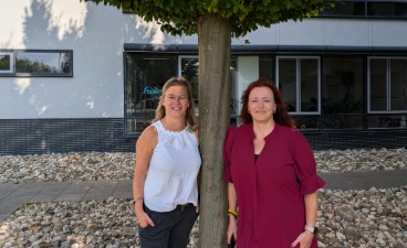 Foto: Katharina Hofmann und Nicole Schüler stehen rechts und links von einem Baum.
