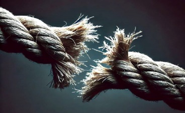 Symbolbild Mediation: Ein Strick reißt