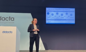 Ulrike Weber (faw) hält einen Fachvortrag zum Thema Teilqualifizierungen auf der Bildungsmesse didacta