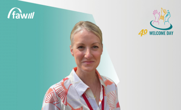 Foto von Christine Alberding-Schmidt vor dem faw-Logo und dem Welcome-Day-Logo