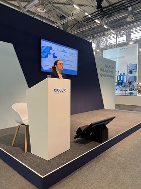 Ulrike Weber (faw) hält einen Fachvortrag zum Thema Teilqualifizierungen auf der Bildungsmesse didacta